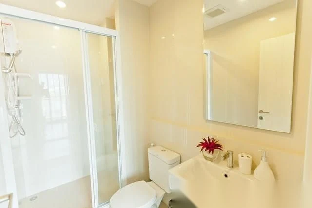 Апартаменты 1BR в ЖК The Base Uptown · Пхукет-таун · Вид на бассейн — фото 10