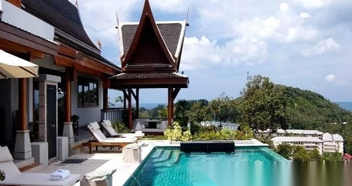 Вилла 5BR в комплексе Baan Thai Surin Hill · Чернг Тале / Bang Tao · Вид на бассейн — фото 2