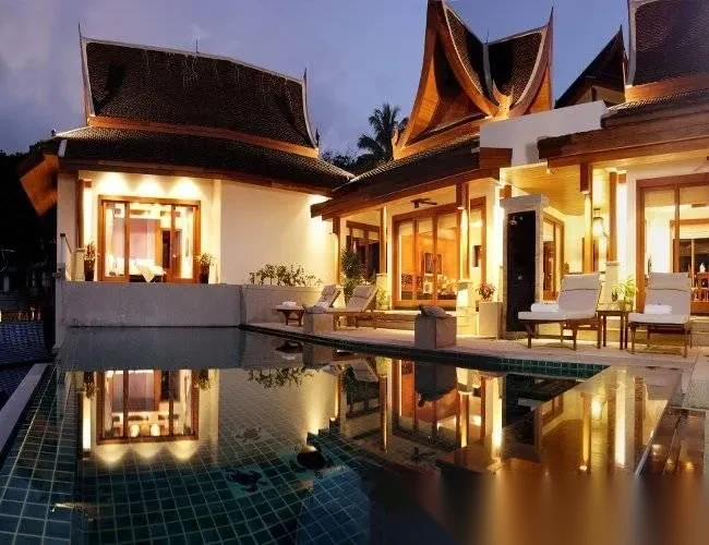 Вилла 5BR в комплексе Baan Thai Surin Hill · Чернг Тале / Bang Tao · Вид на бассейн — фото 3