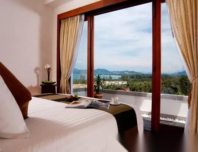 Вилла 5BR в комплексе Baan Thai Surin Hill · Чернг Тале / Bang Tao · Вид на бассейн — фото 6