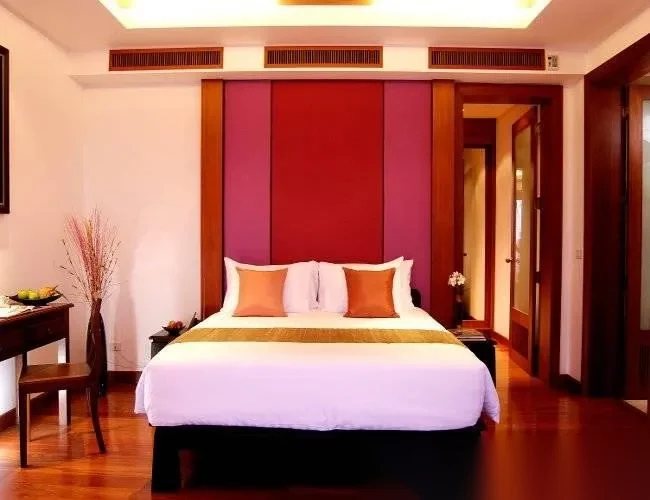 Вилла 5BR в комплексе Baan Thai Surin Hill · Чернг Тале / Bang Tao · Вид на бассейн — фото 7