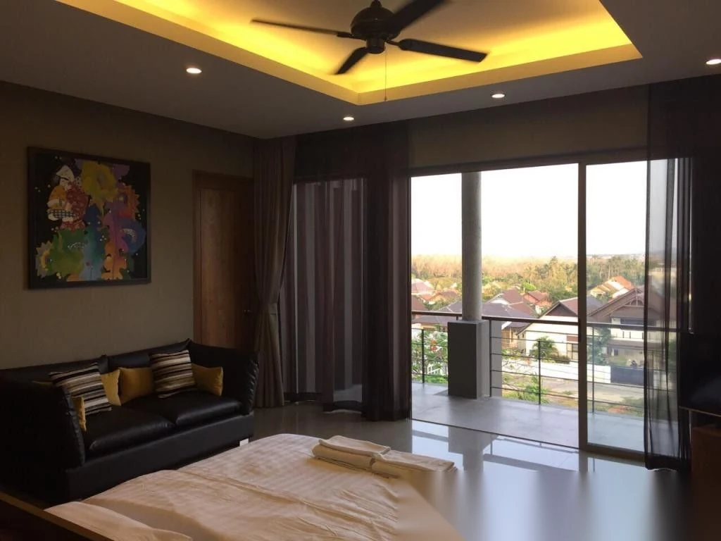 Дом 3BR в комплексе Baan Maneekram-Jomthong Thani · Вичит · Вид в сад — фото 6