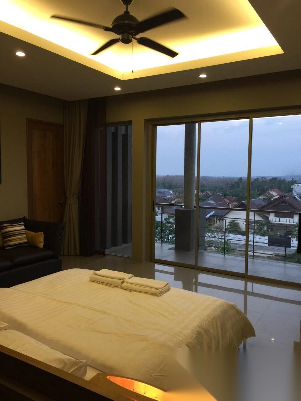 Дом 3BR в комплексе Baan Maneekram-Jomthong Thani · Вичит · Вид в сад — фото 8