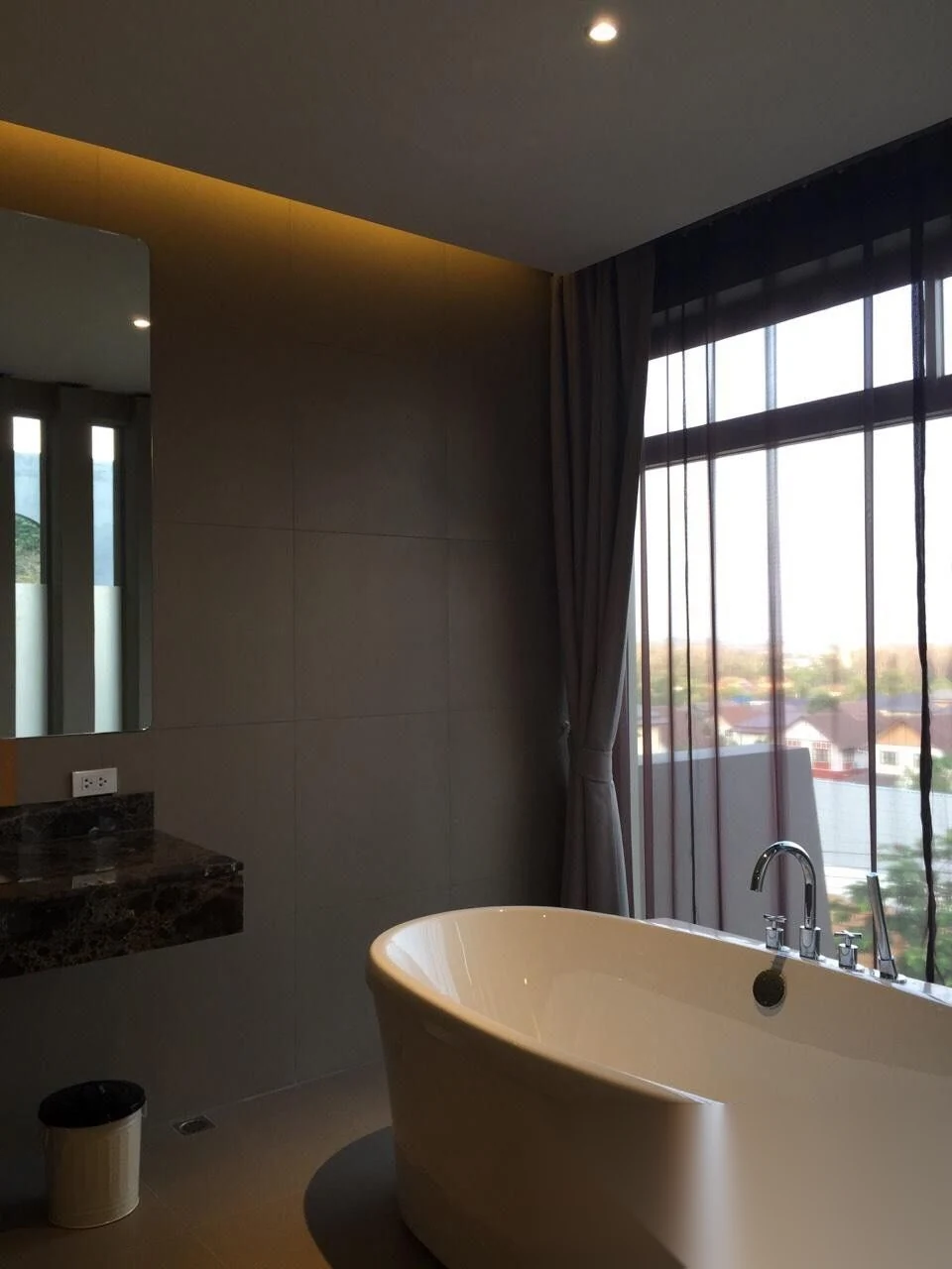 Дом 3BR в комплексе Baan Maneekram-Jomthong Thani · Вичит · Вид в сад — фото 11