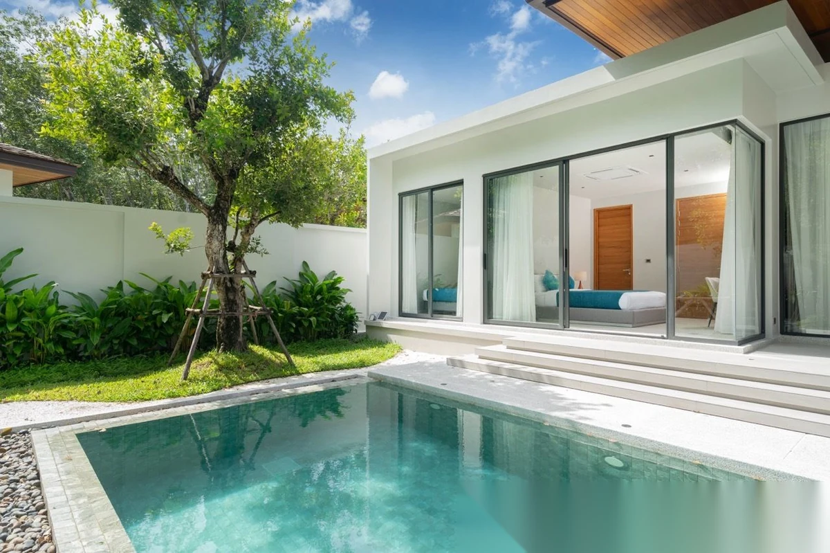 4 Bedroom Villa for rent at Botanica Modern Loft complex · Si Sunthon · Pool View — photo 2