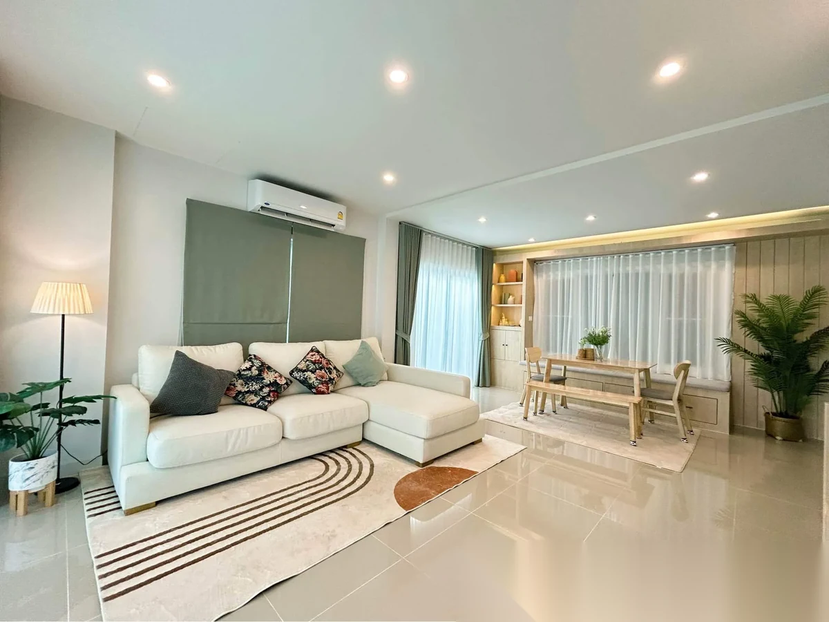 Дом 4BR в комплексе Supalai Bella Thalang Phuket · Теп Красаттри · Вид в сад — фото 5