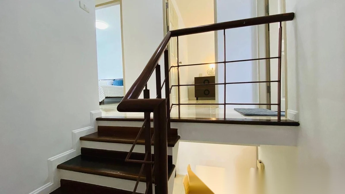 Таунхаус 2BR в комплексе Supalai City Hill Phuket · Пхукет-таун · Вид в сад — фото 2