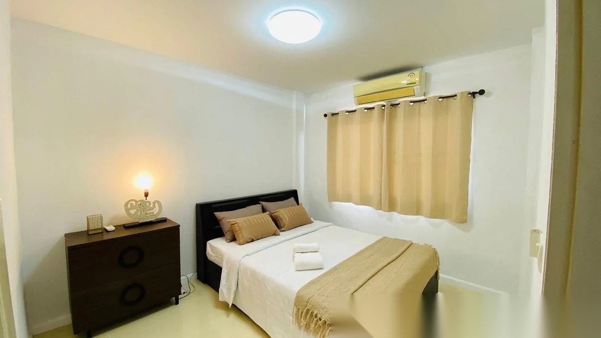 Таунхаус 2BR в комплексе Supalai City Hill Phuket · Пхукет-таун · Вид в сад — фото 3