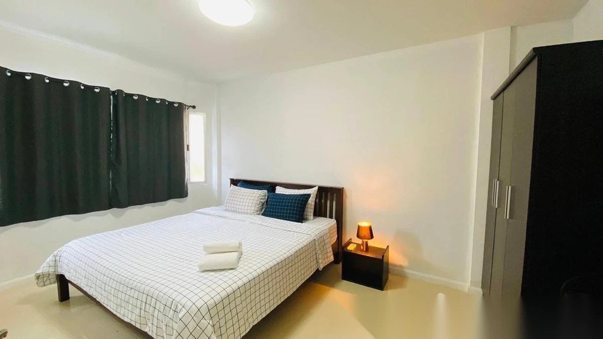 Таунхаус 2BR в комплексе Supalai City Hill Phuket · Пхукет-таун · Вид в сад — фото 4