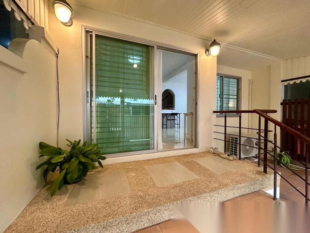 Таунхаус 2BR в комплексе Supalai City Hill Phuket · Пхукет-таун · Вид в сад — фото 5