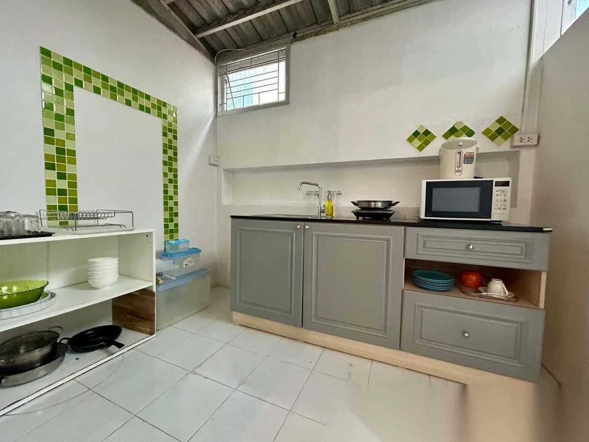 Таунхаус 2BR в комплексе Supalai City Hill Phuket · Пхукет-таун · Вид в сад — фото 6