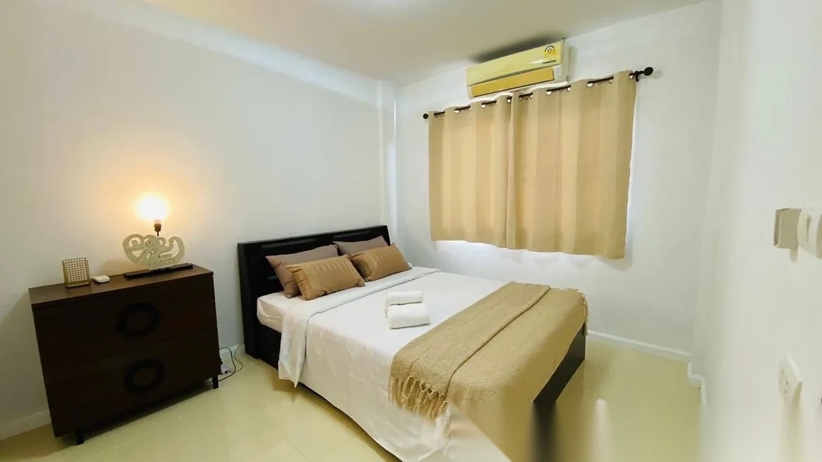 Таунхаус 2BR в комплексе Supalai City Hill Phuket · Пхукет-таун · Вид в сад — фото 7