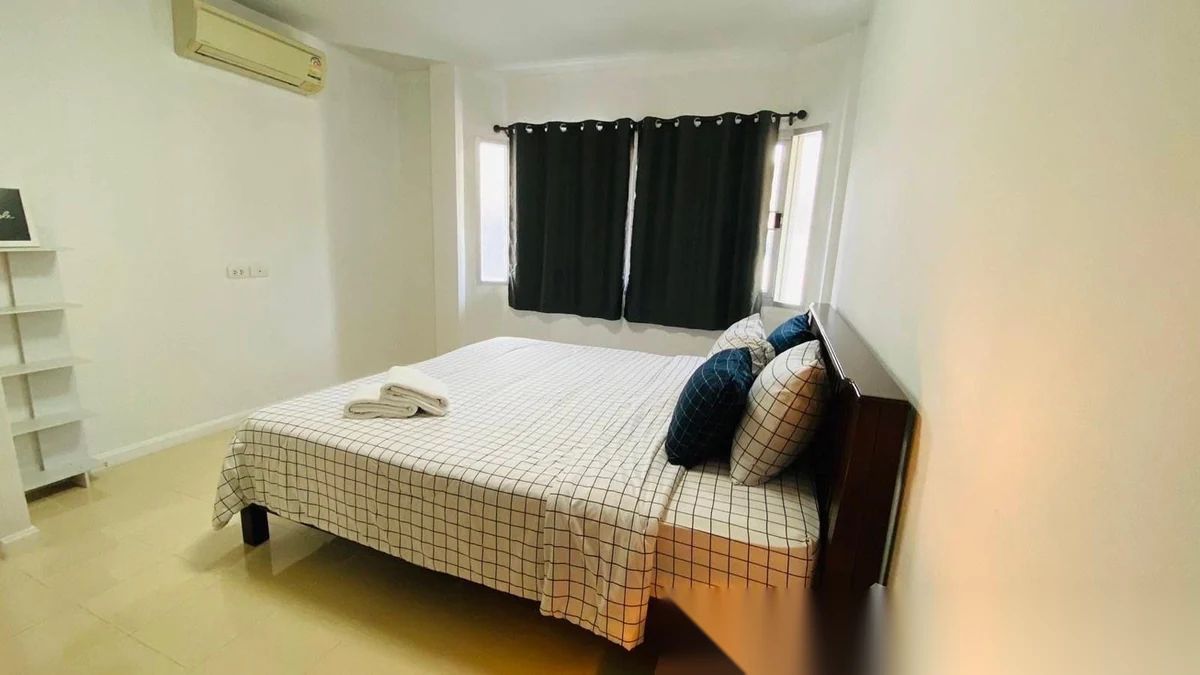 Таунхаус 2BR в комплексе Supalai City Hill Phuket · Пхукет-таун · Вид в сад — фото 11