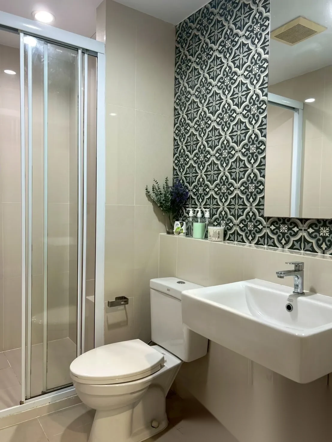 Апартаменты 1BR в ЖК The Base Height · Пхукет-таун · Вид на бассейн — фото 7