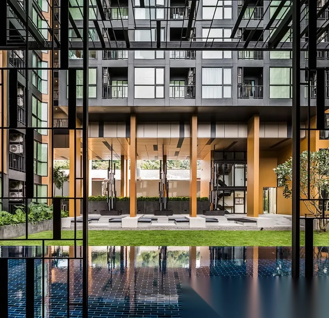 Апартаменты 1BR в ЖК The Base Height · Пхукет-таун · Вид на бассейн — фото 8