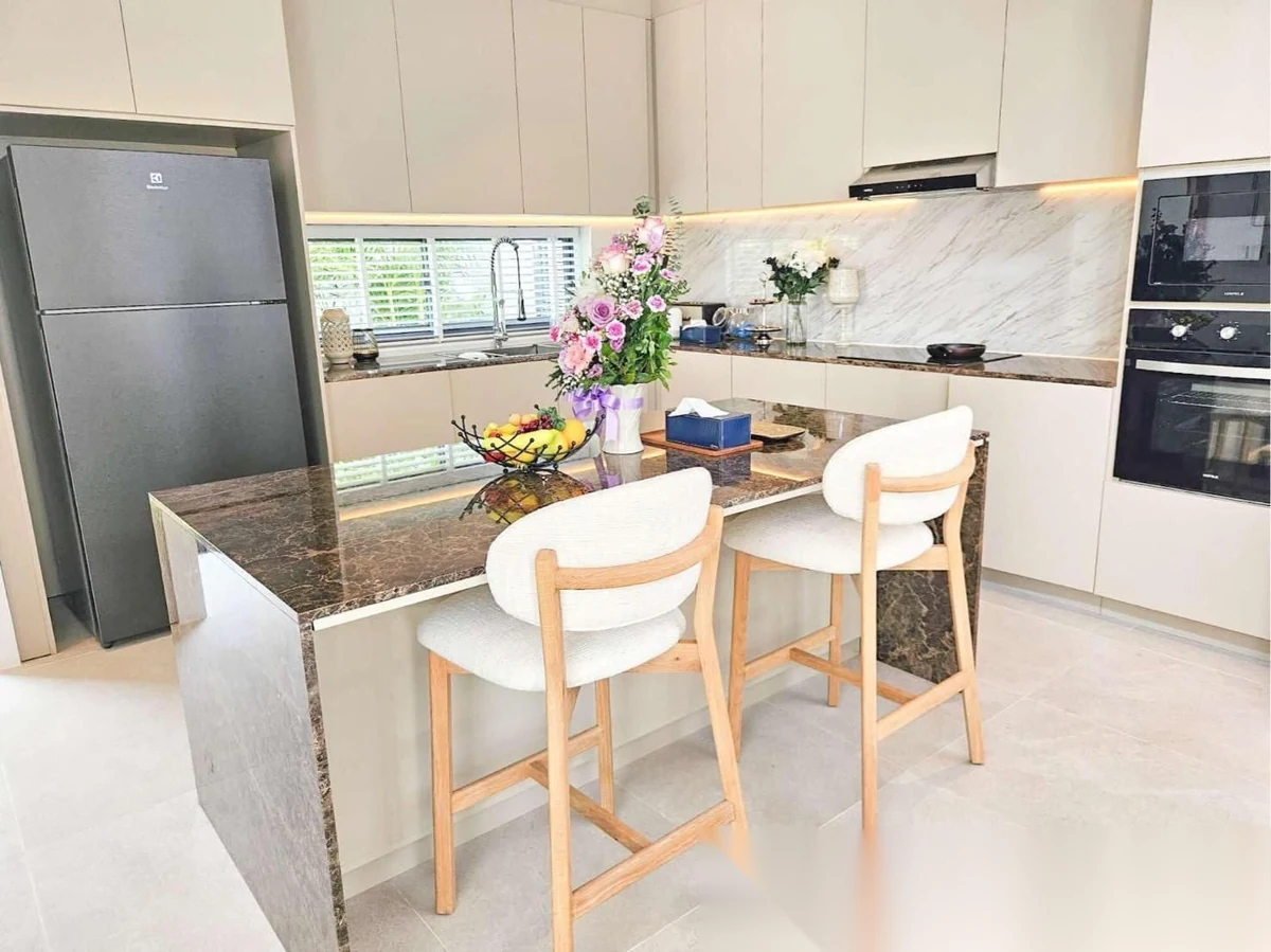 4 Bedroom Villa for rent at Vinzita Elite Residence complex · Si Sunthon · Pool View — photo 8
