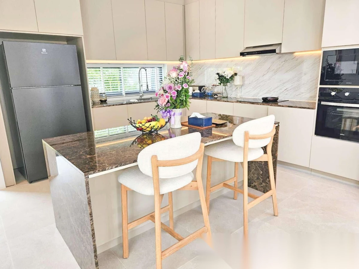 3 Bedroom Villa for rent at Vinzita Elite Residence complex · Si Sunthon · Pool View — photo 9