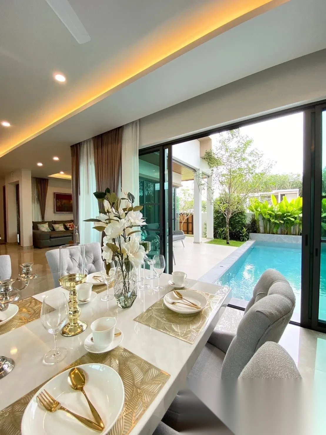3 Bedroom Villa for rent at Ameen House complex · Si Sunthon · Pool View — photo 4