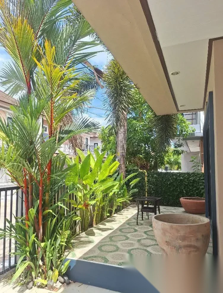 3 Bedroom Townhouse for rent at Phanason Grande Ville complex · Si Sunthon · Garden View — photo 2