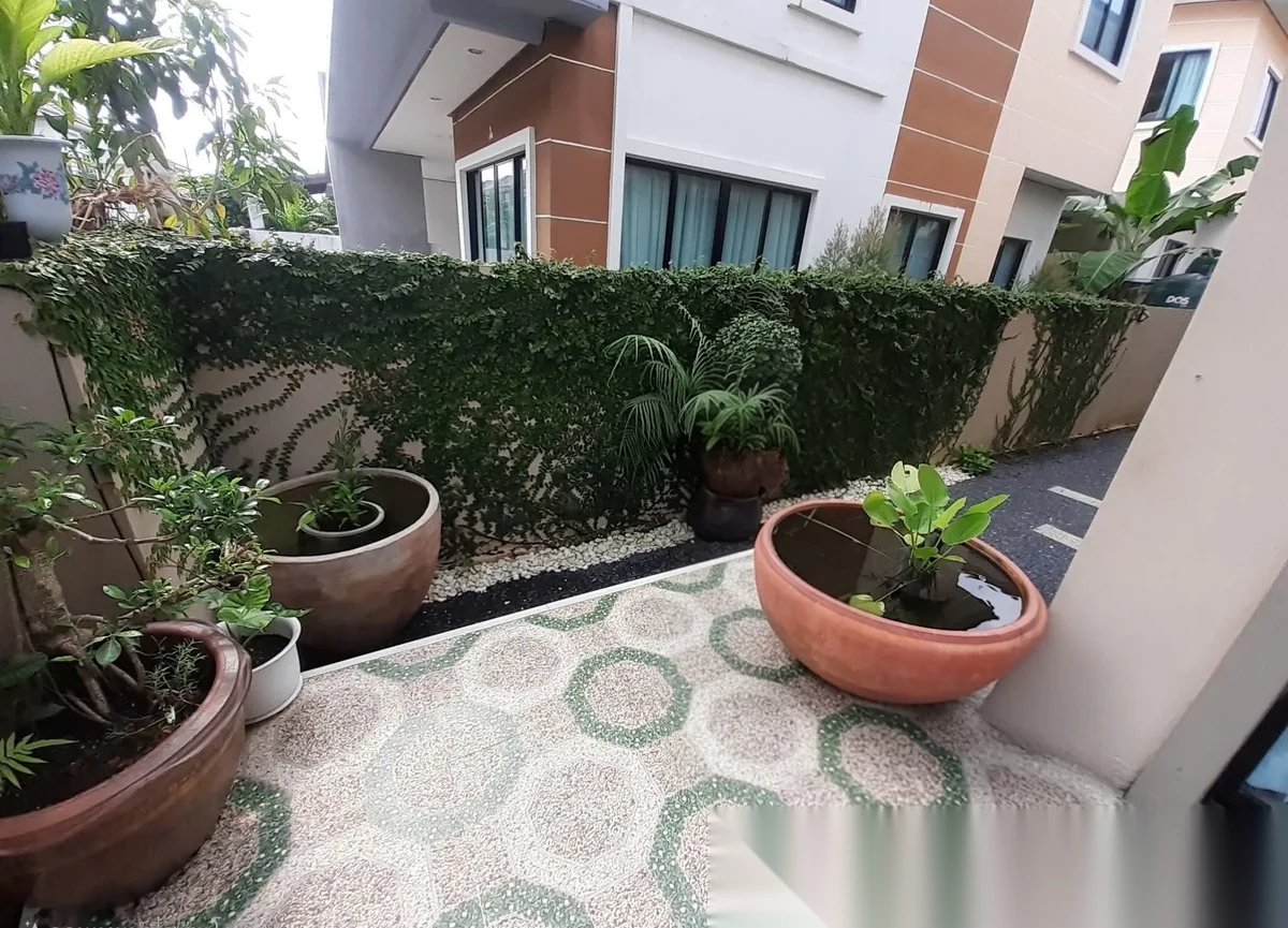 3 Bedroom Townhouse for rent at Phanason Grande Ville complex · Si Sunthon · Garden View — photo 5