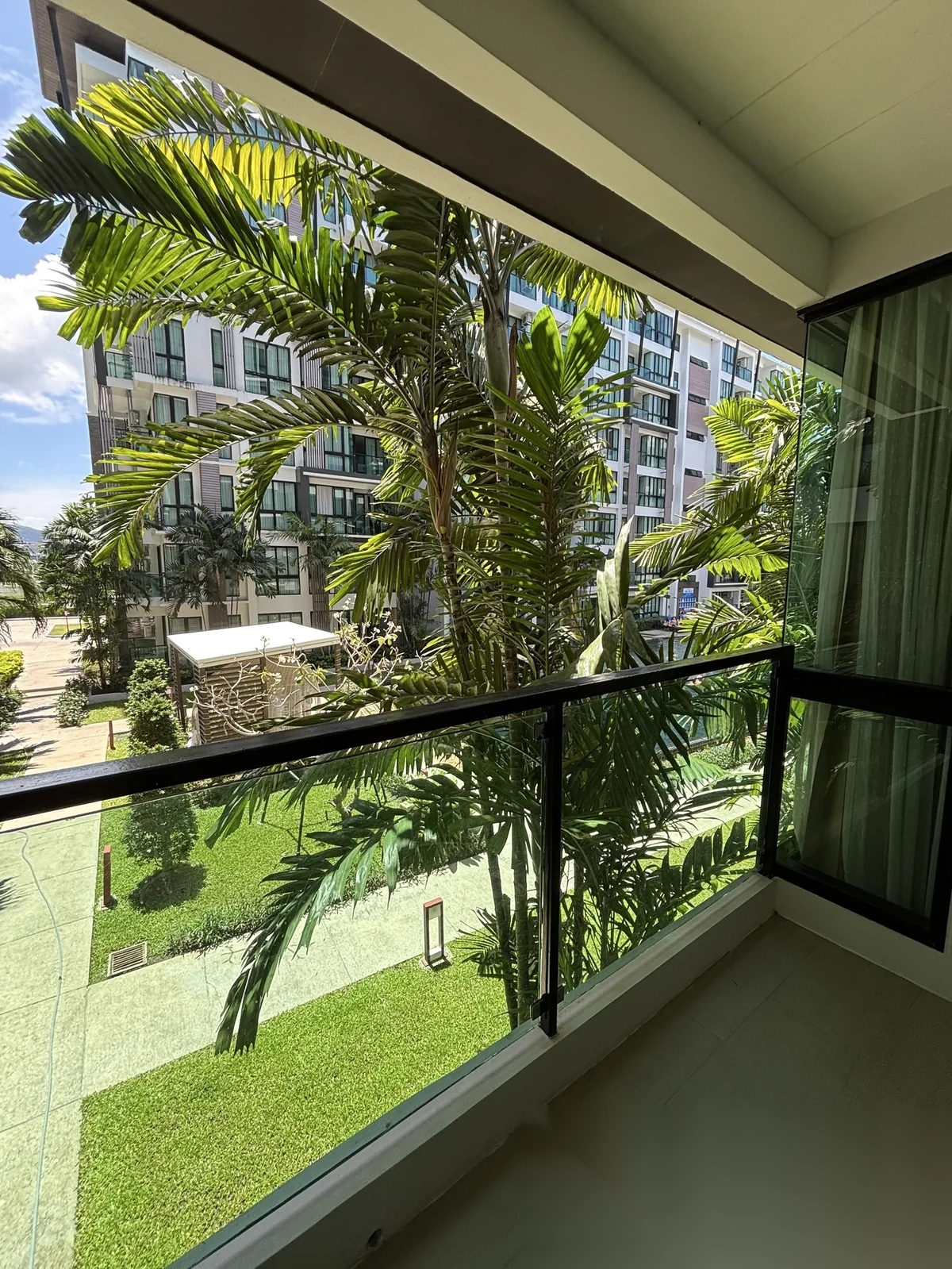 Апартаменты 1BR в ЖК Royal Lee The Terminal Phuket · Саку · Вид на бассейн — фото 9