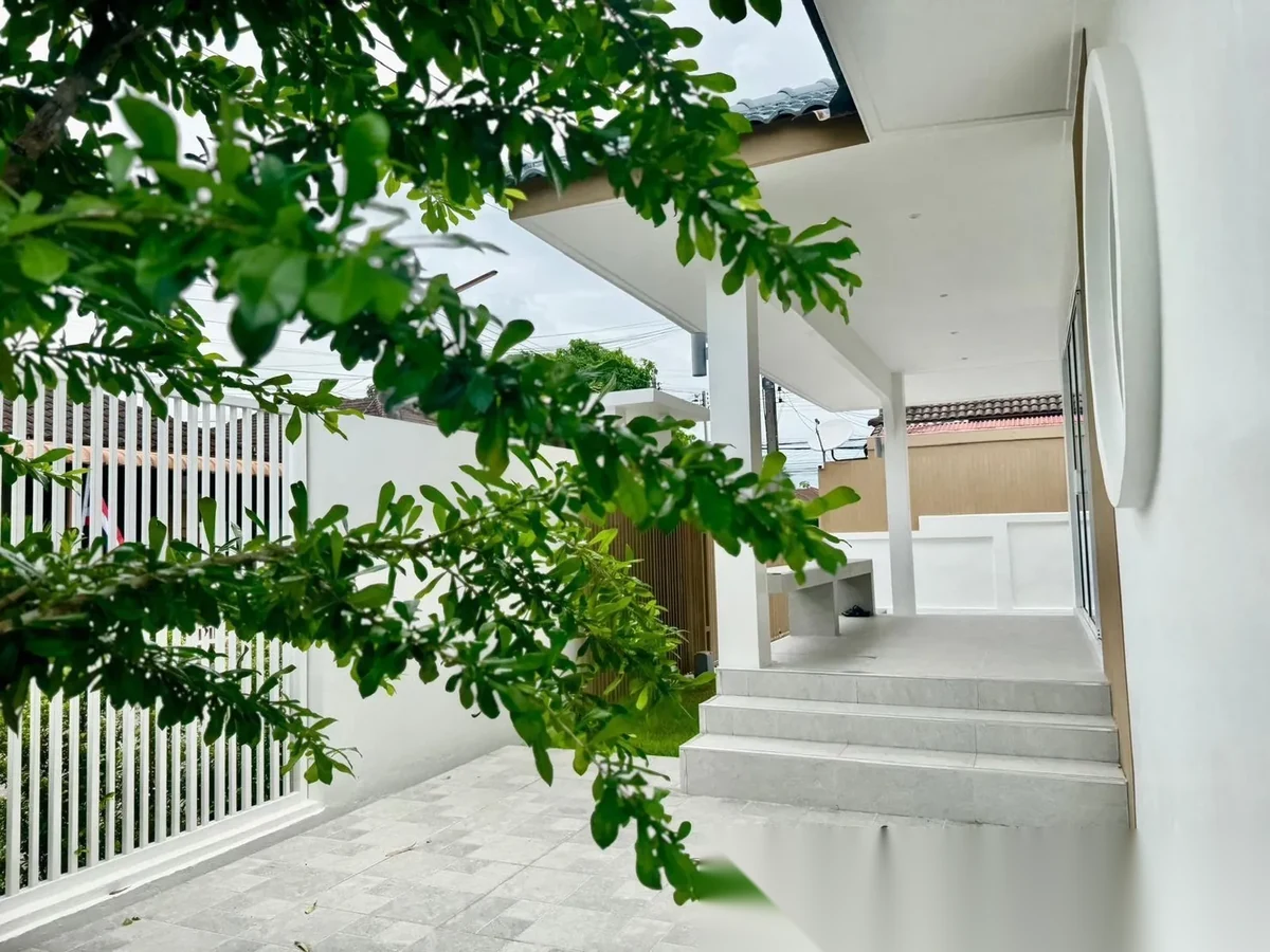 3 Bedroom House for rent at Baan Suan Neramit 5 complex · Si Sunthon · Garden View — photo 5