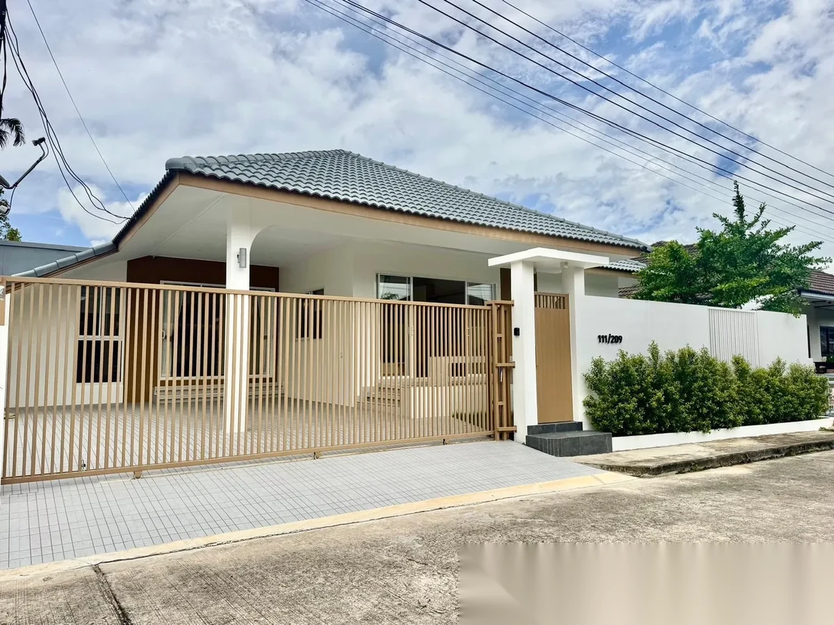3 Bedroom House for rent at Baan Suan Neramit 5 complex · Si Sunthon · Garden View — photo 8