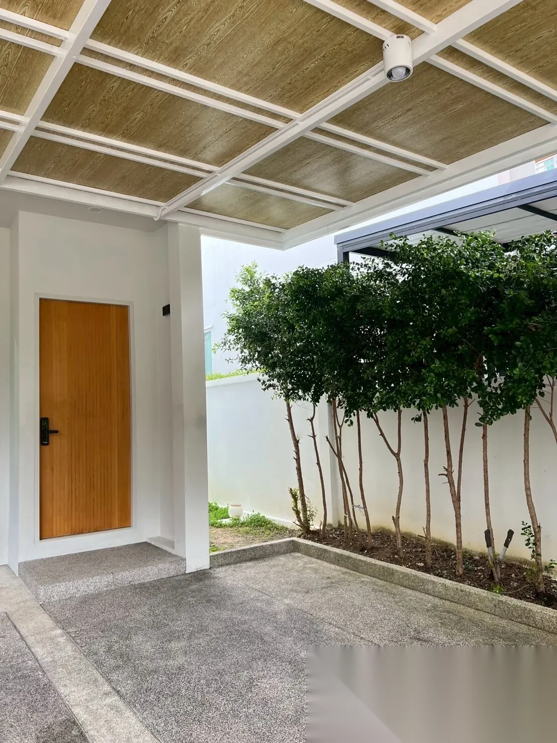 2 Bedroom Townhouse for rent at Modern Life Si Sunthon complex · Si Sunthon · Garden View — photo 2