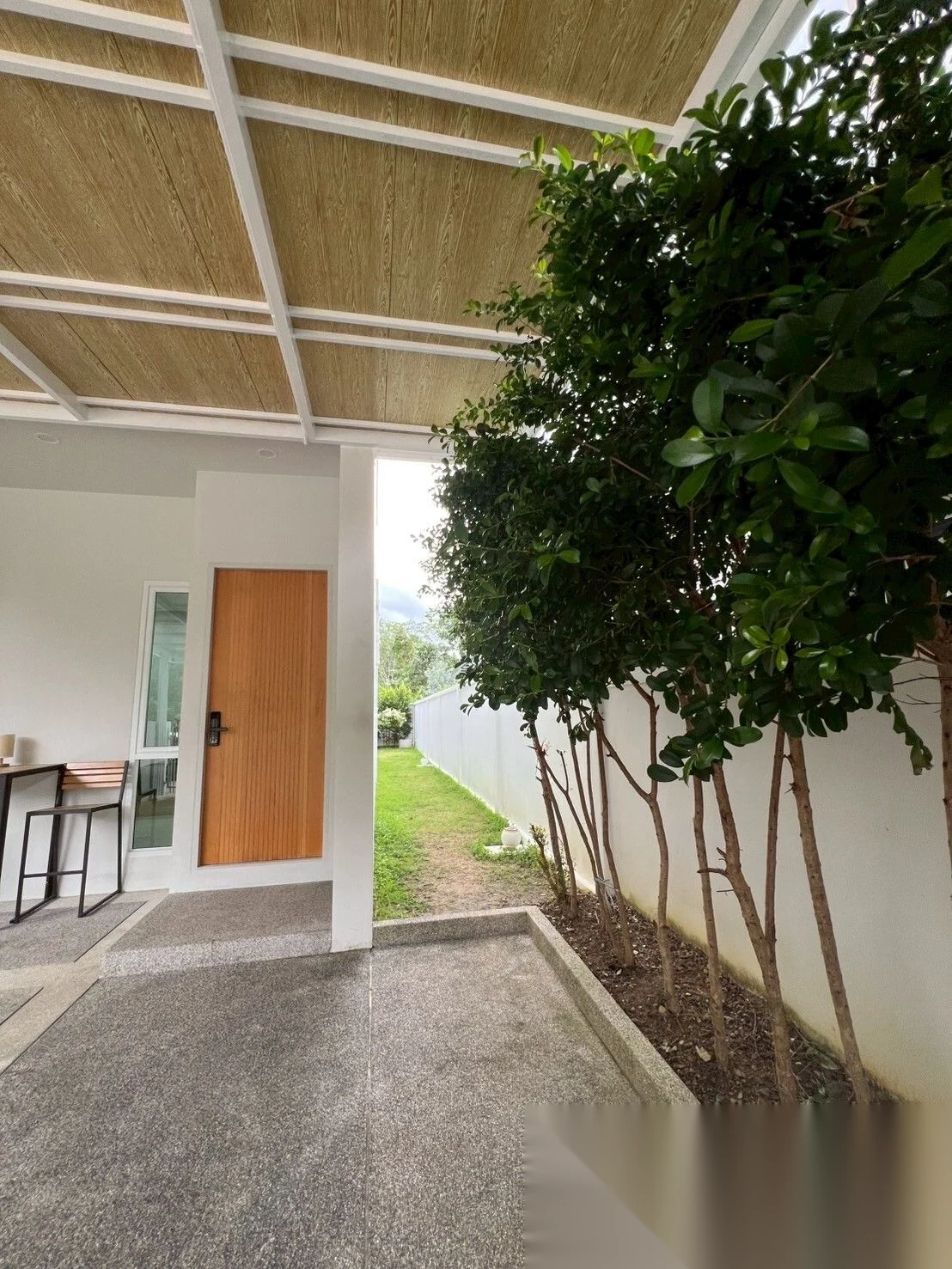 2 Bedroom Townhouse for rent at Modern Life Si Sunthon complex · Si Sunthon · Garden View — photo 5