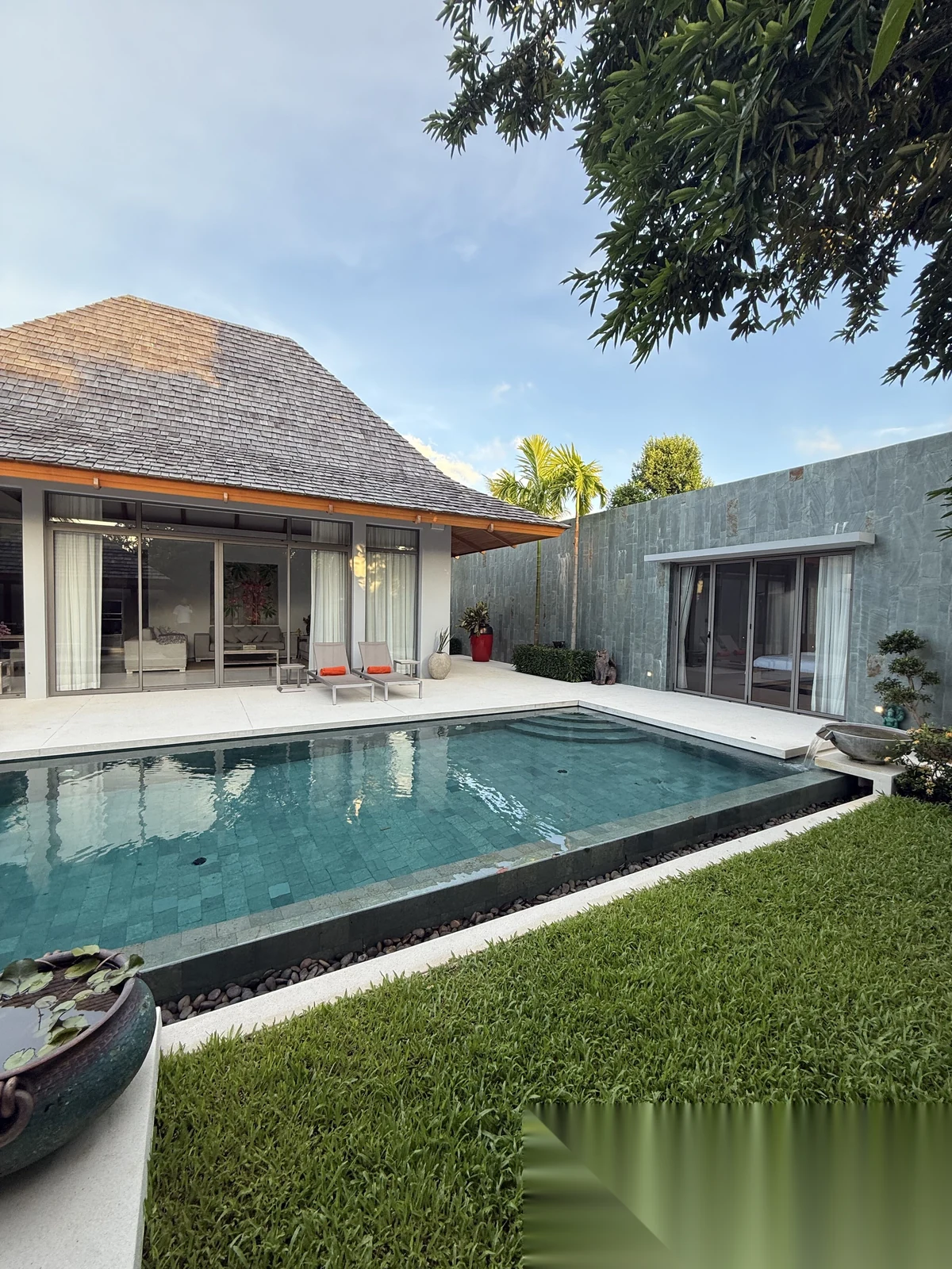 Вилла 4BR в комплексе Anchan Tropicana · Теп Красаттри · Вид на бассейн — фото 2