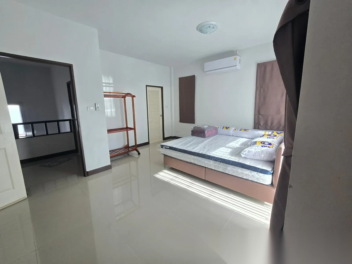 Дом 3BR в комплексе Phanason Garden Home Thalang · Теп Красаттри · Вид в сад — фото 5