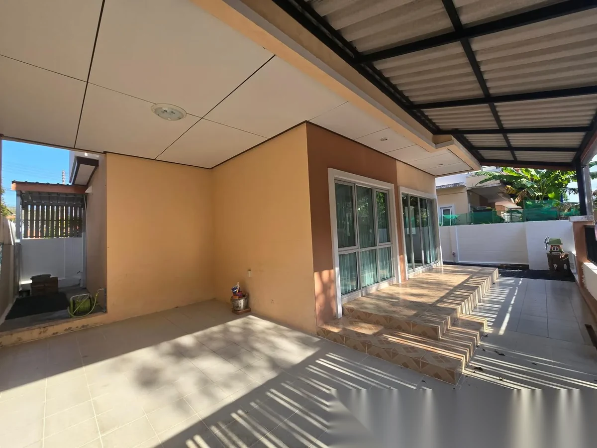 Дом 3BR в комплексе Phanason Garden Home Thalang · Теп Красаттри · Вид в сад — фото 6