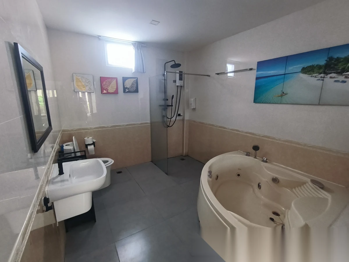 Дом 8BR в комплексе Ban Don Garden Home · Теп Красаттри · Вид на бассейн — фото 23