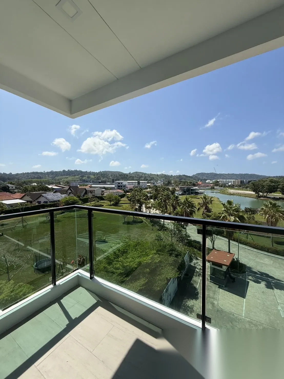 Апартаменты 1BR в ЖК Royal Lee The Terminal Phuket · Саку · Вид на озеро — фото 5
