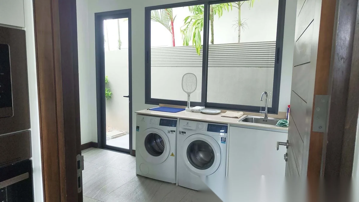 4 Bedroom Villa for rent at The Lake House complex · Si Sunthon · Pool View — photo 8