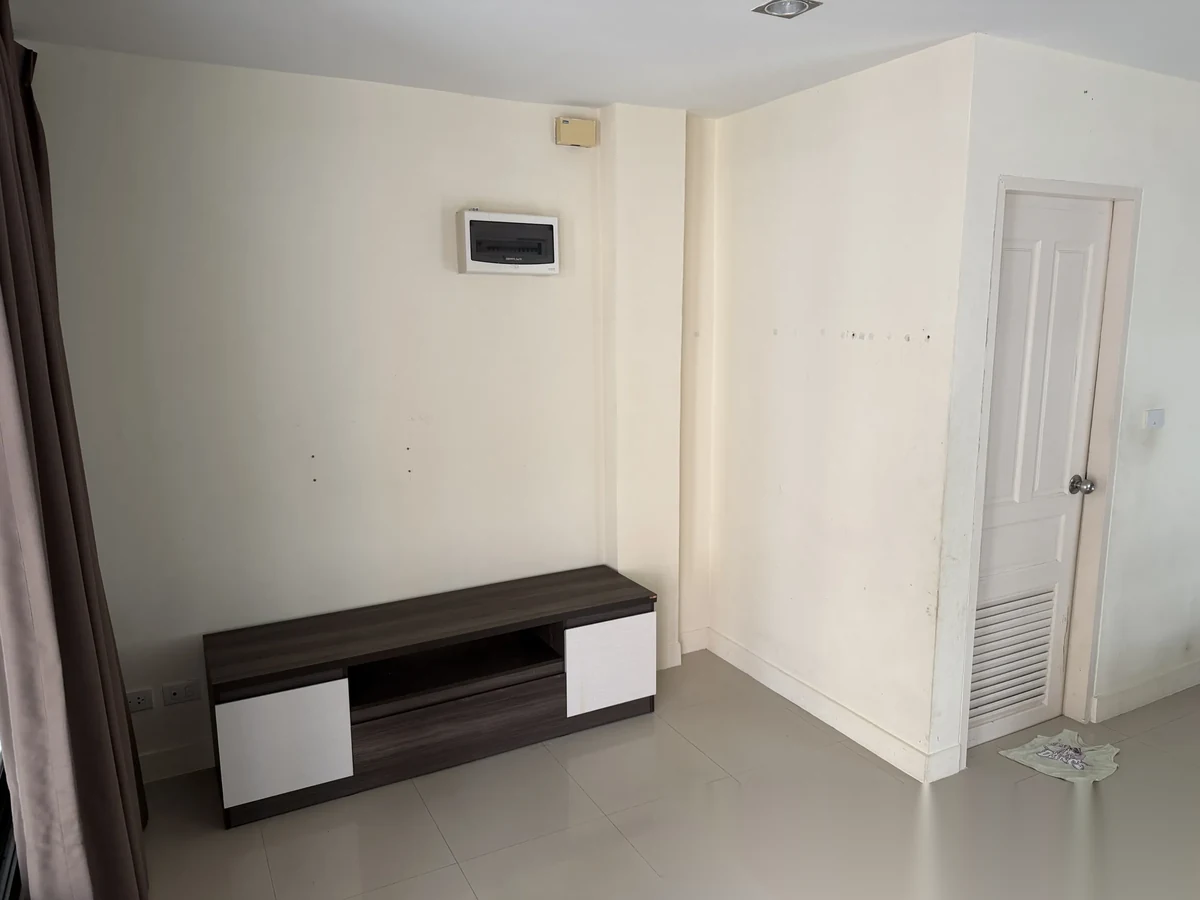 Таунхаус 3BR в комплексе PhuketTown 1 · Пхукет-таун · Вид в сад — фото 3
