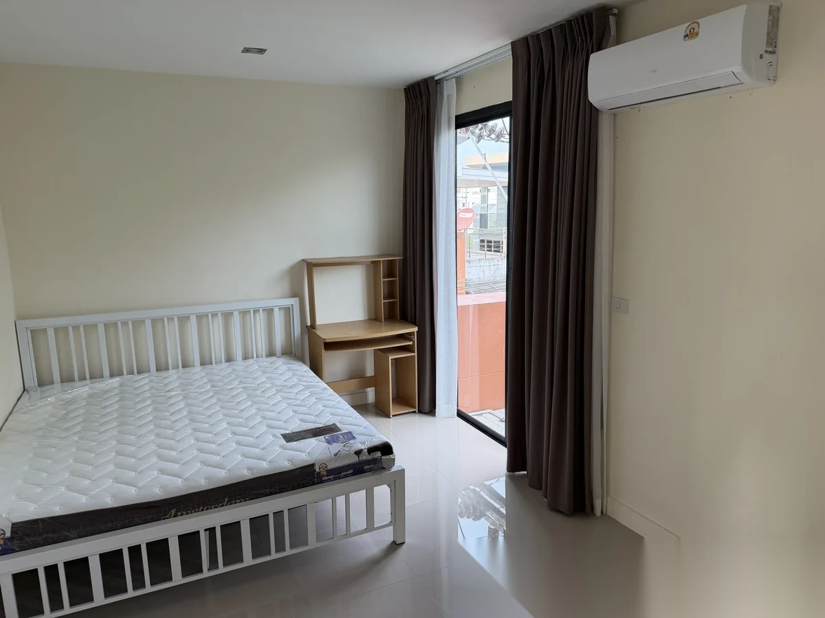 Таунхаус 3BR в комплексе PhuketTown 1 · Пхукет-таун · Вид в сад — фото 8