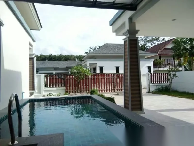 Вилла 3BR в комплексе Private Pool Villas At Thalang · Теп Красаттри · Вид на бассейн — фото 3