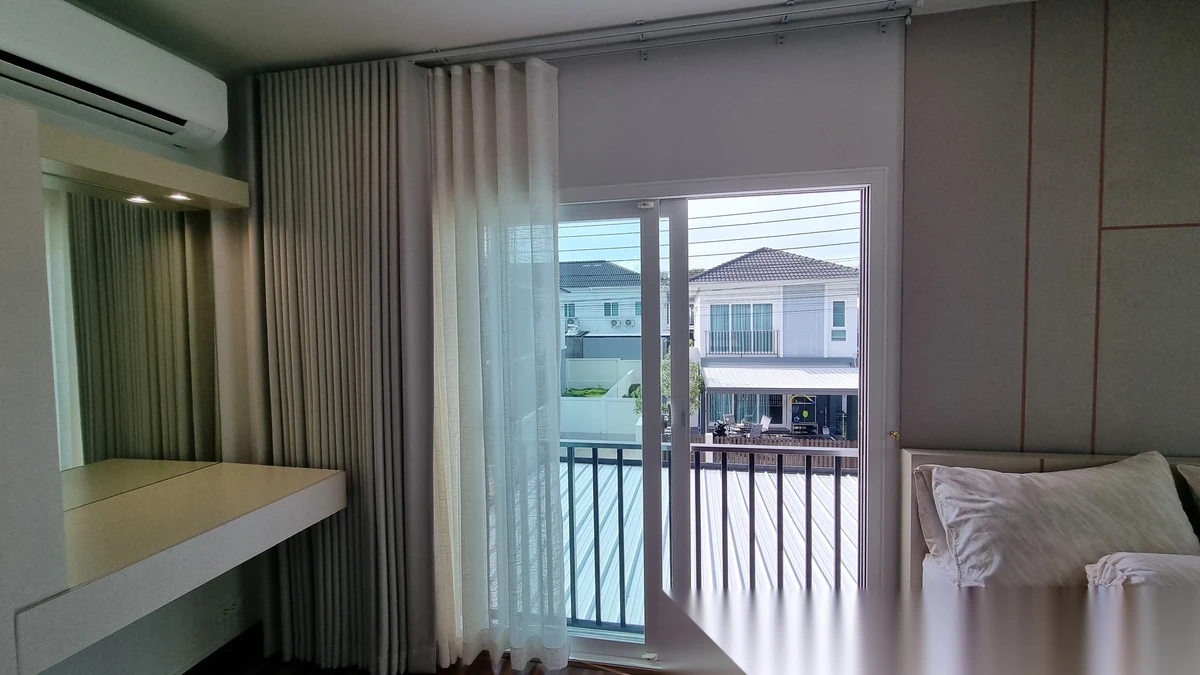 Таунхаус 3BR в комплексе Supalai Bella Vichit Phuket · Вичит · Выход к бассейну — фото 3