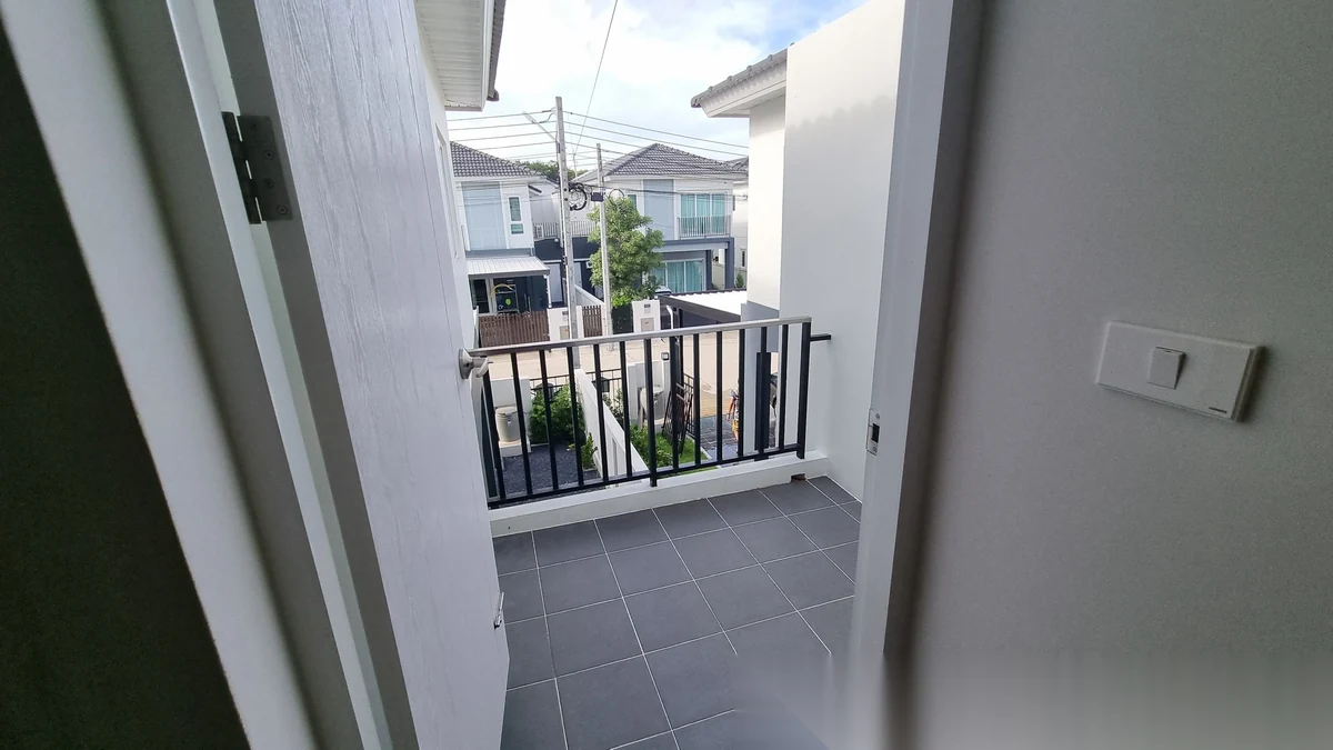 Таунхаус 3BR в комплексе Supalai Bella Vichit Phuket · Вичит · Выход к бассейну — фото 8