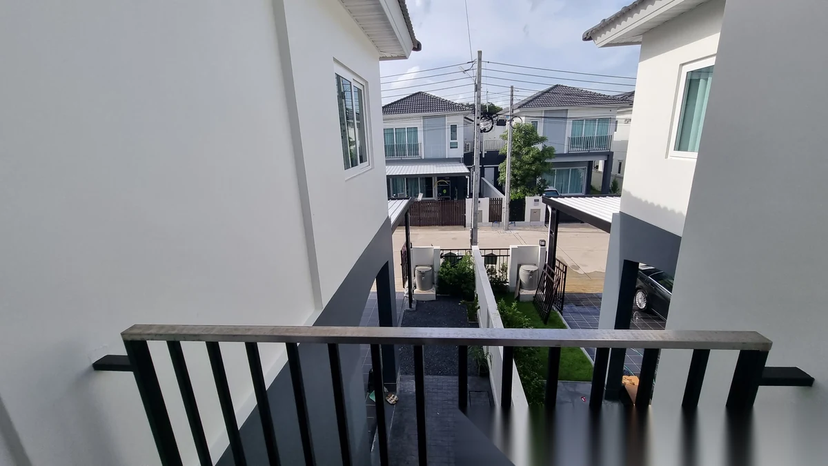 Таунхаус 3BR в комплексе Supalai Bella Vichit Phuket · Вичит · Выход к бассейну — фото 11
