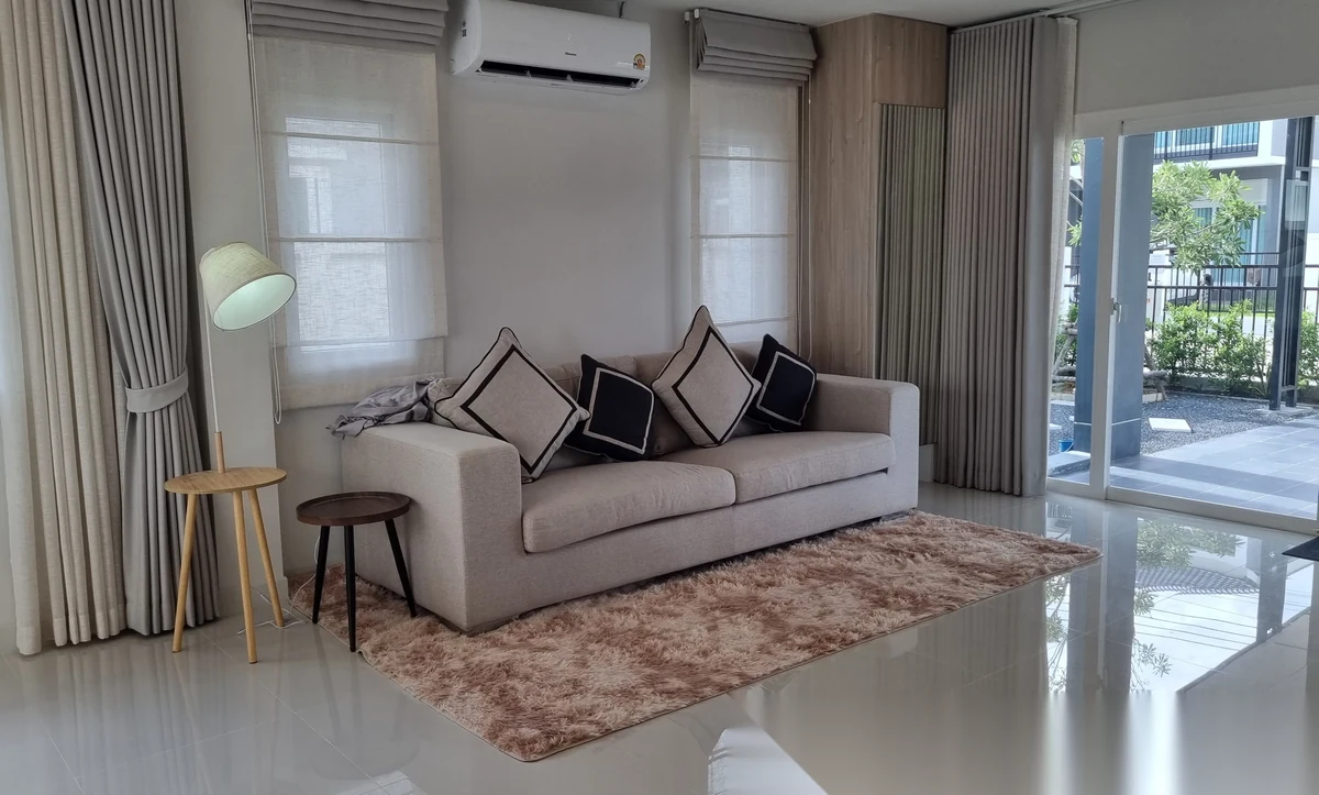 Таунхаус 3BR в комплексе Supalai Bella Vichit Phuket · Вичит · Выход к бассейну — фото 18