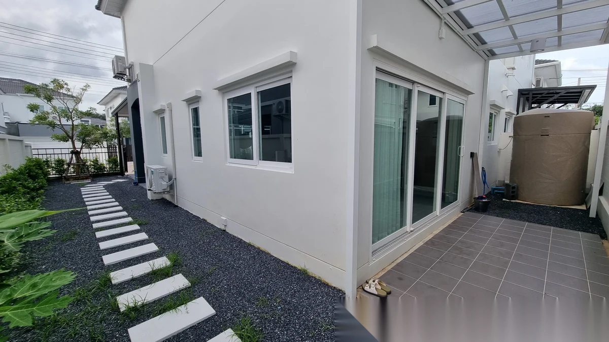 Таунхаус 3BR в комплексе Supalai Bella Vichit Phuket · Вичит · Выход к бассейну — фото 28