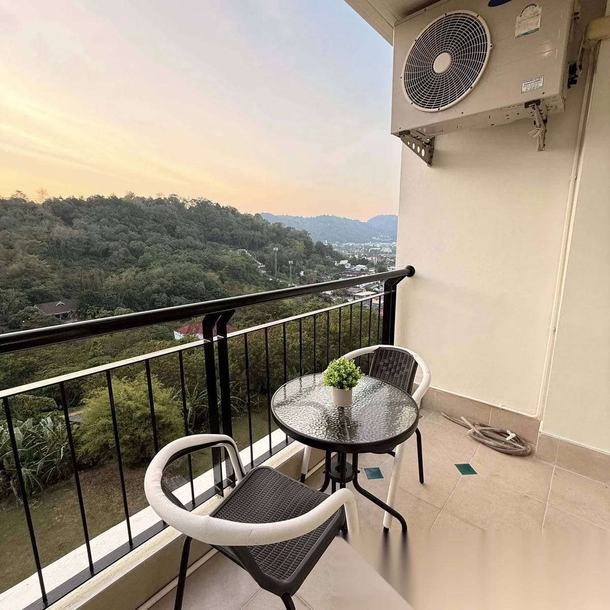 Апартаменты 1BR в ЖК The Green Places Condominium · Пхукет-таун · Выход к бассейну — фото 6