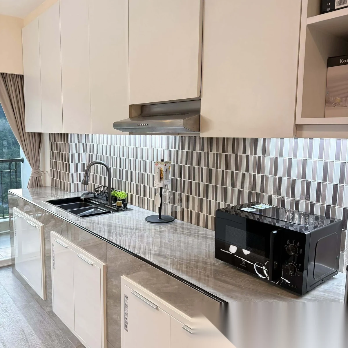 Апартаменты 1BR в ЖК The Green Places Condominium · Пхукет-таун · Выход к бассейну — фото 7