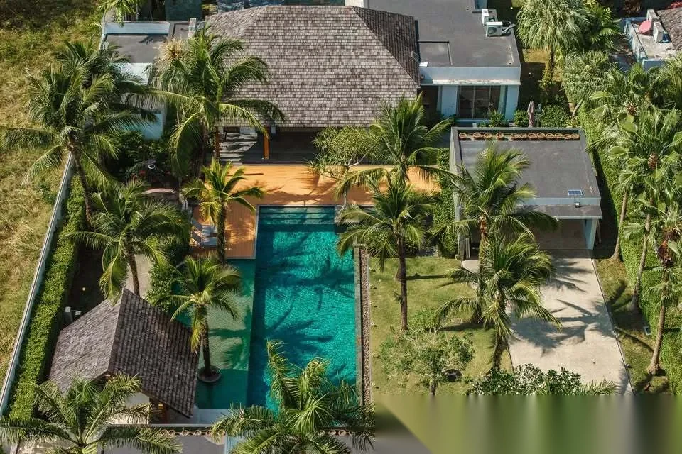 4 Bedroom Villa for rent at Anchan Grand Residence complex · Si Sunthon · Pool View — photo 4