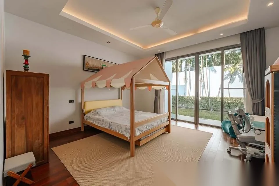 4 Bedroom Villa for rent at Anchan Grand Residence complex · Si Sunthon · Pool View — photo 9