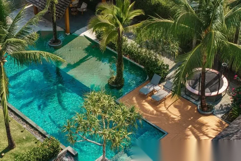 4 Bedroom Villa for rent at Anchan Grand Residence complex · Si Sunthon · Pool View — photo 10