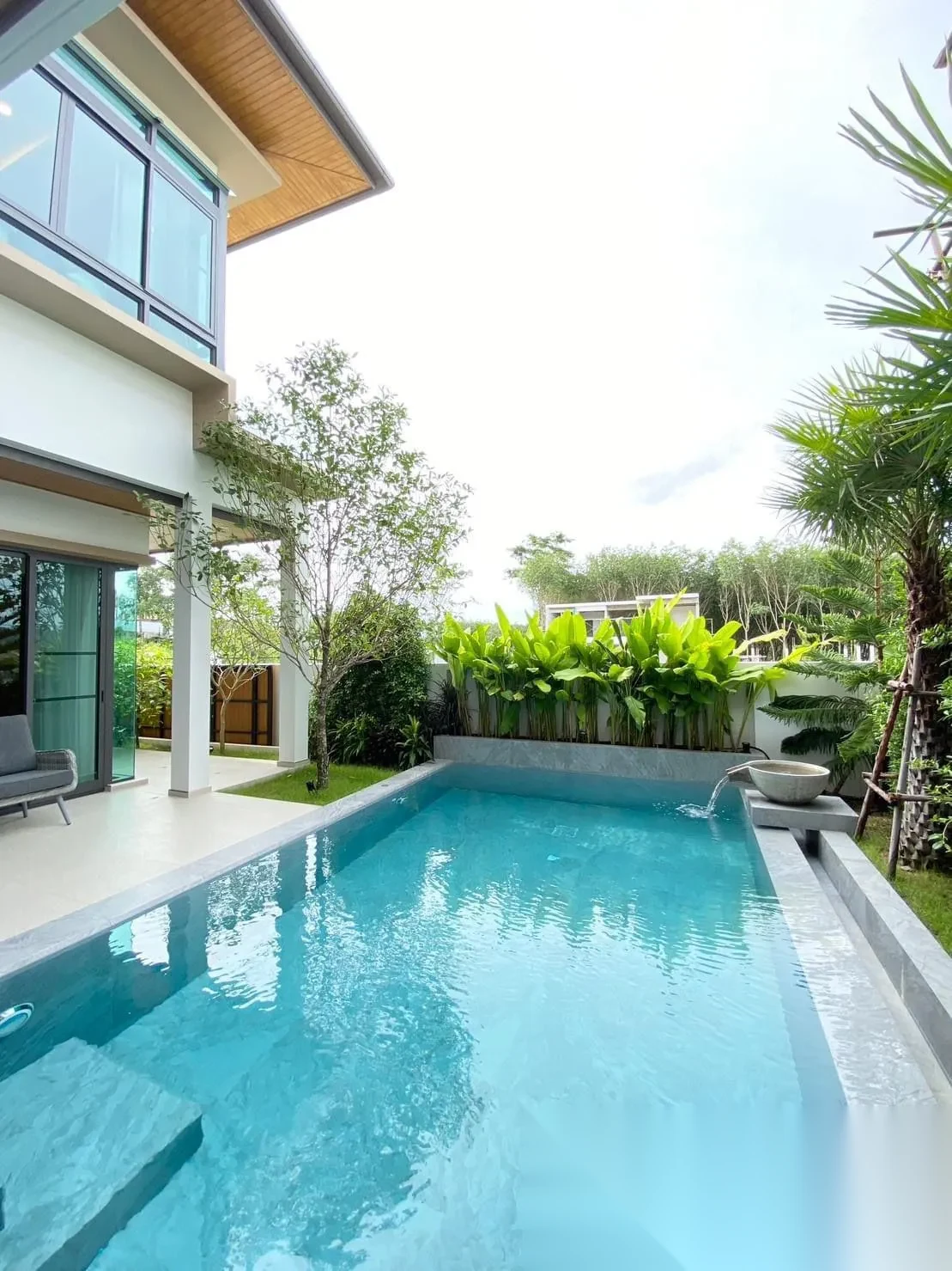 3 Bedroom Villa for rent at Ameen House complex · Si Sunthon · Pool View — photo 8