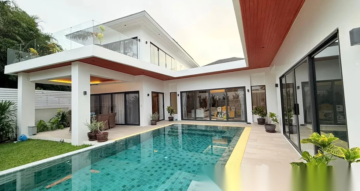 Вилла 4BR в комплексе Modern 4BR Private Pool Villa in Rawai · Раваи · Выход к бассейну